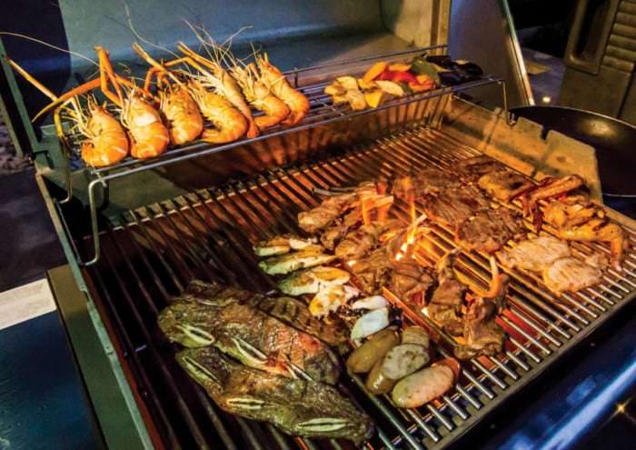 EXTRAVAGANT-SEAFOOD-BARBECUE-FEAST-BUFFET-AT-CUISINE-UNPLUGGED_-2-700x495