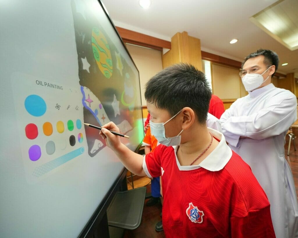 ซัมซุง จับมือ โรงเรียนอัสสัมชัญ แผนกประถมศึกษา เซ็น MOU ต่อยอดความคิดสร้างสรรค์ ส่งเสริมการเรียนรู้แบบ Smart Education