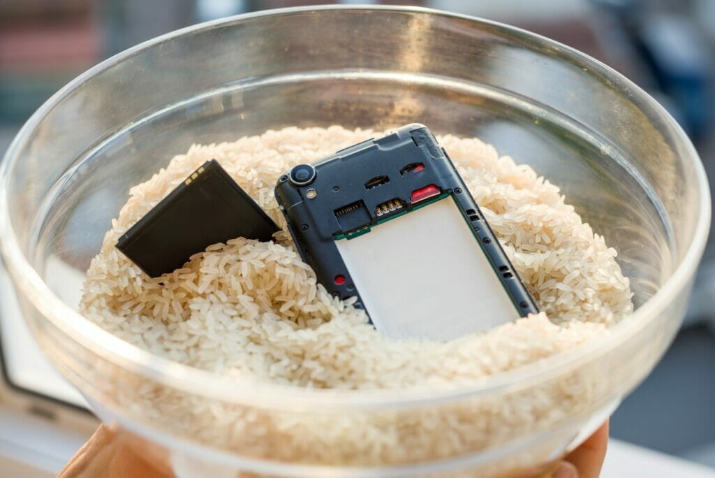 Dropped your phone in water - The fix is rice. Wet smartphone repair in rice