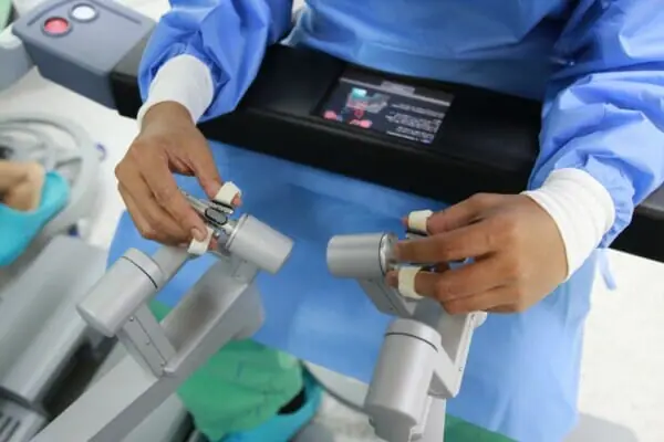 แพทย์รามาฯ มุ่งใช้ “หุ่นยนต์ช่วยผ่าตัด”เพิ่มโอกาสรอดผู้ป่วย พร้อมช่วยลดความเจ็บปวดและระยะเวลาพักฟื้น